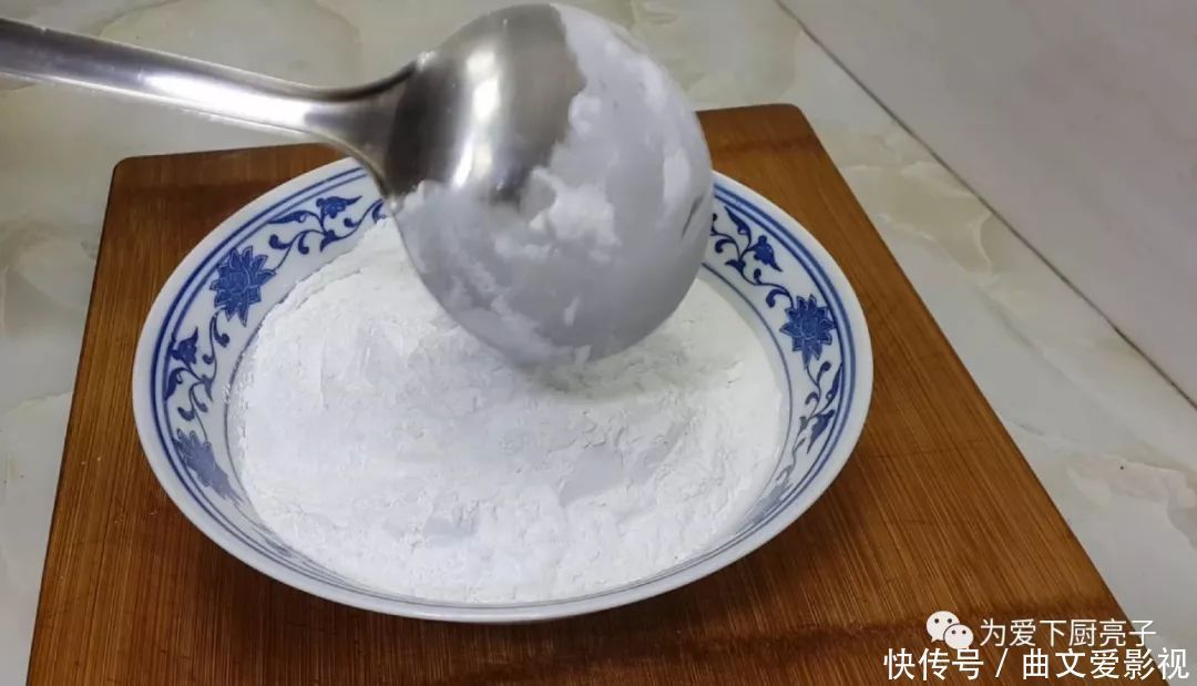 大米团子|3勺糯米粉,1碗大米,教你简单一做,比麻团做法简单,比锅巴好吃