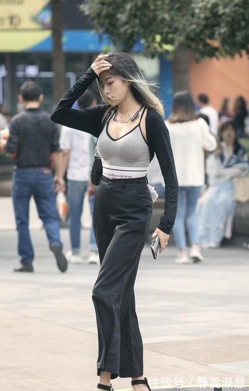 在职场 打底裤不用什么花哨,也可日常休闲,形成一道美丽的风景线