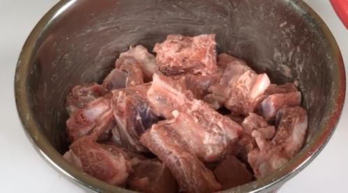 水洗|排骨不要直接用水洗,会越洗越脏,教你1个妙招,脏东西全跑出来