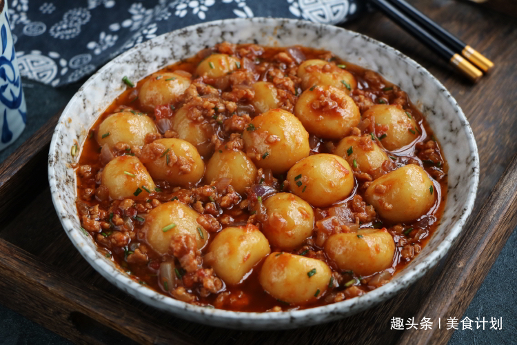 夏天就馋土豆新吃法，搓一搓蒸10分钟，出锅汤汁一滴不剩！