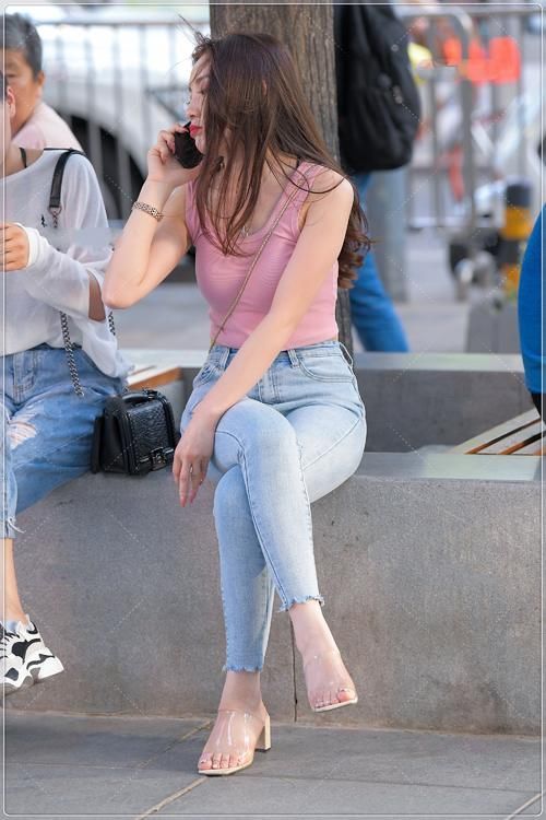 吊带|街拍美女:粉色吊带搭配牛仔裤,清凉舒适,少女感十足