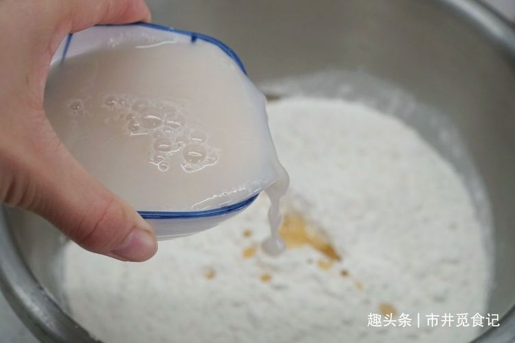 蒸馒头包子，记得和面时多加一样，又白又香甜，放凉了也很软和