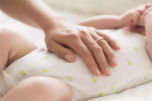 特征|当宝宝出现这4个特征时,说明积食了,父母可以试试这样改善