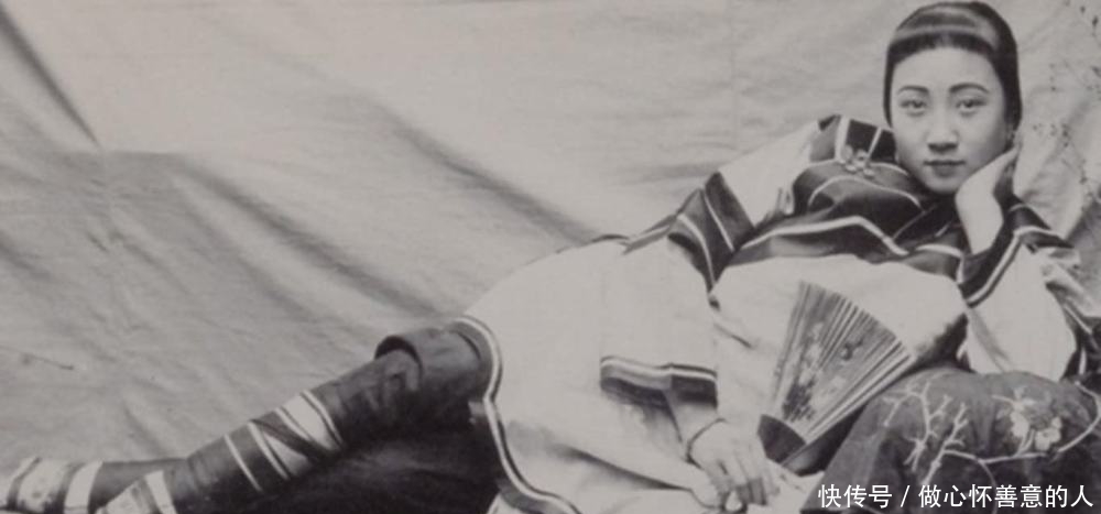 照片拍摄|清朝烟花之地老照片:图一是风尘女子正在陪客,图五的女子堪称绝色