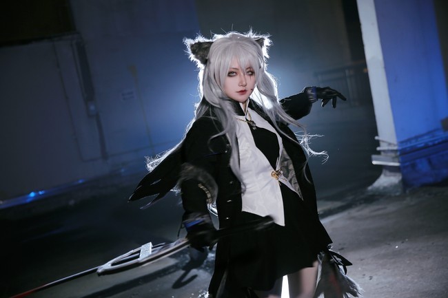 拉普兰|cos：明日方舟，白丝拉普兰德，有点亮的反光