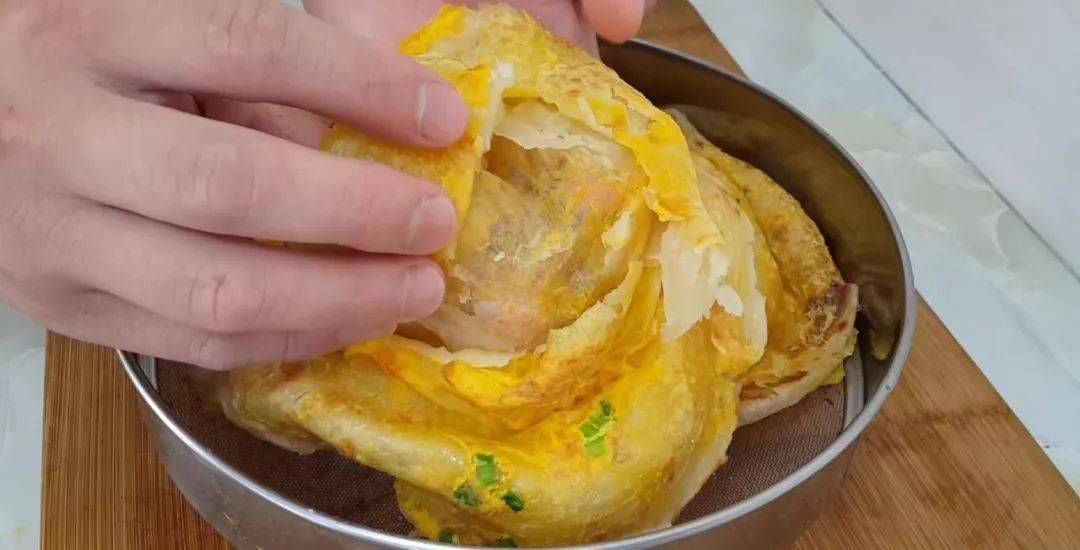 鸡蛋|吃早餐蛋糕的新方法,淋上蛋液,比手抓蛋糕简单,比鸡蛋灌饼好