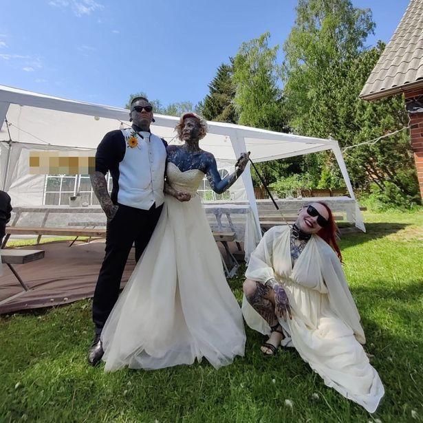 网红|芬兰网红穿上婚纱搭配纹身很美，携手新郎向粉丝炫耀独特婚礼