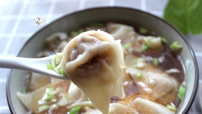 吃馄饨,馄饨汤这样调,简单又鲜美,早餐来1碗,吃得饱营养好