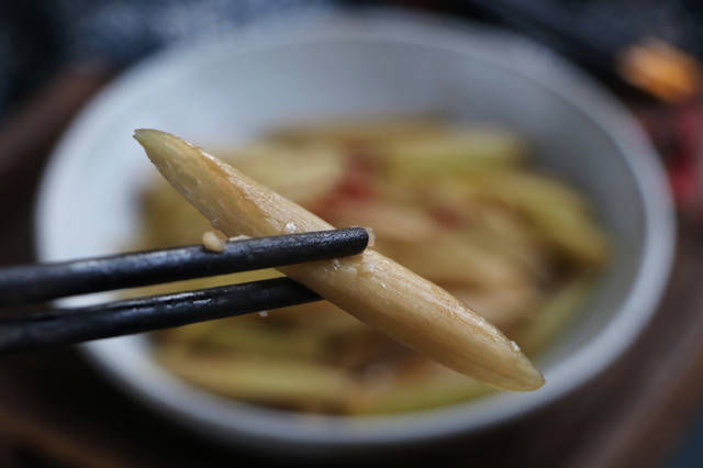  藕杆|五月，这野菜是个宝贝，脆爽好吃，当菜又当药，可惜很多人不懂！