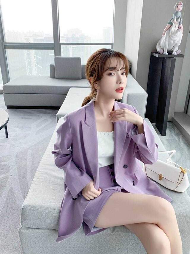 美甲|想提升气质,穿衣不用太复杂,紫色西服+西裤简约干练,超好看