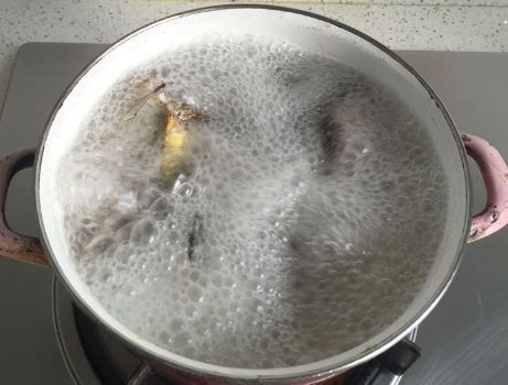 热水|炖鲫鱼汤时,用热水还是冷水做对了,鱼肉嫩滑,汤汁香浓发白