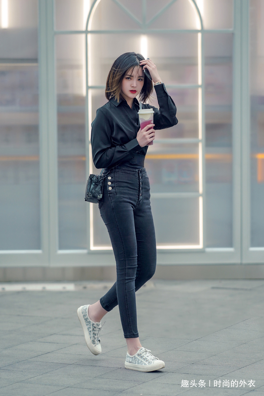 造型 气质好的女生就是任性,穿衬衫搭配牛仔裤,让造型帅气又靓丽