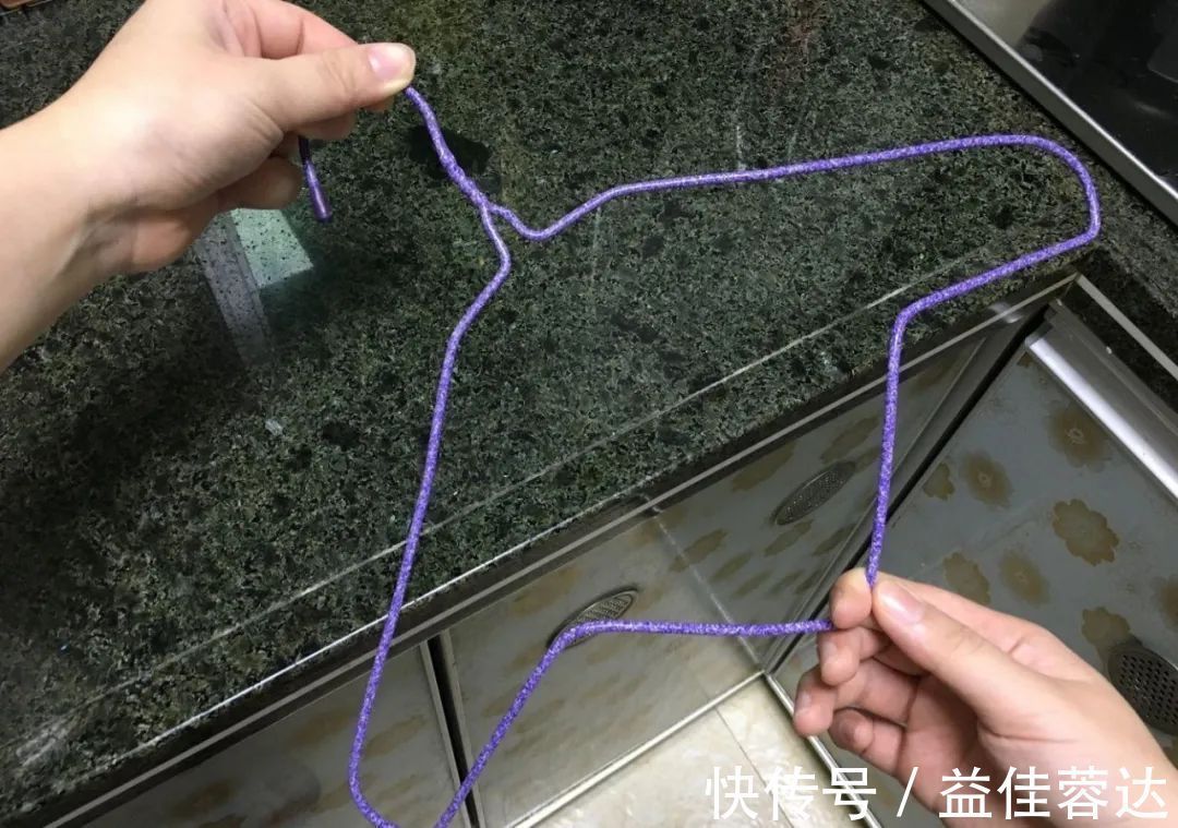 生活家:旧衣架别再扔了,折一折,放在厨房有大用处