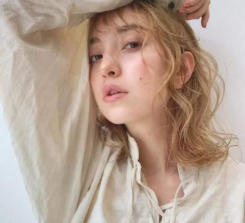 ?“黄头发”早就过时了，2020年流行这3种发色，显白又高级