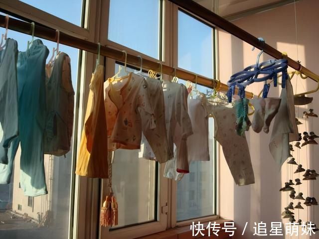 阳台|孩子的衣服别在阳台“过夜”，并非迷信，3个原因易伤害宝宝