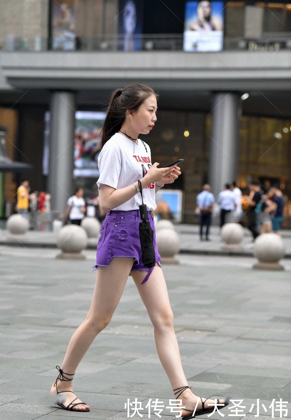 养眼|美女街拍:有的女生谈不上漂亮,但看着很养眼,好想请这位美女一起回家吃饭