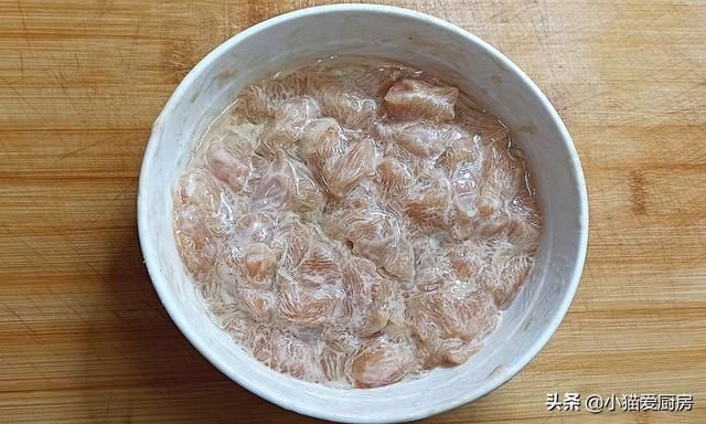 下饭|教你在家做酱爆鸡丁，口感滑嫩不柴酱香浓郁味道咸香，特别下饭