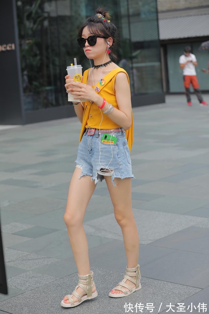 美女|美女街拍:小姐姐温柔春日穿搭,紫色衬衫配针织衫,秒变邻家妹妹!