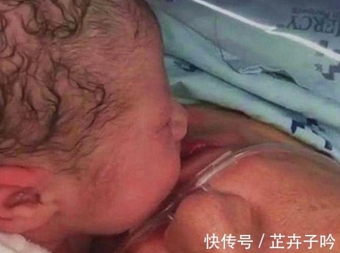 婴儿|婴儿出生妈妈没挺住,宝宝第一次睁开眼,下一刻感动了整个医院
