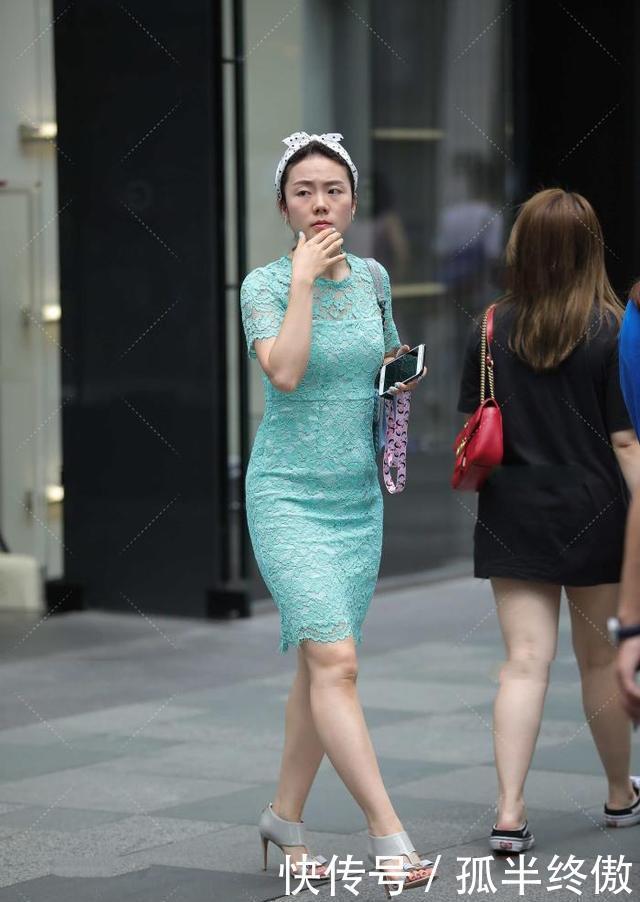 薄荷绿连衣裙,宛如湖畔中的小荷,靓丽动人