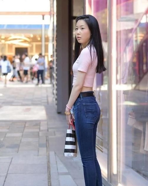 腰身 粉色可爱短袖搭配蓝色高腰牛仔裤，显高显瘦，拉长腰线
