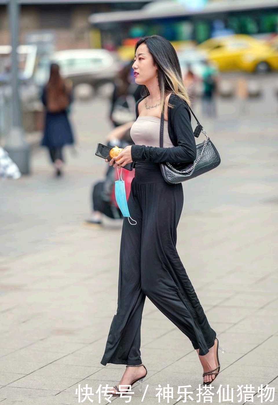 路人街拍,美女穿一件低领的包臀连衣裙,尽显好身材