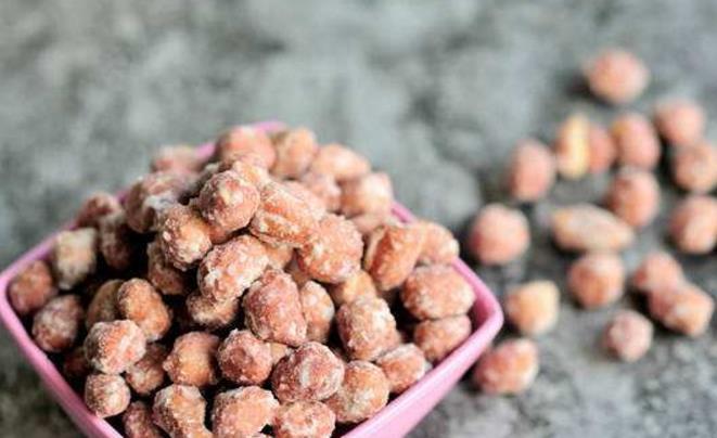 在花生里放一个鸡蛋，味道鲜美，吃起来容易