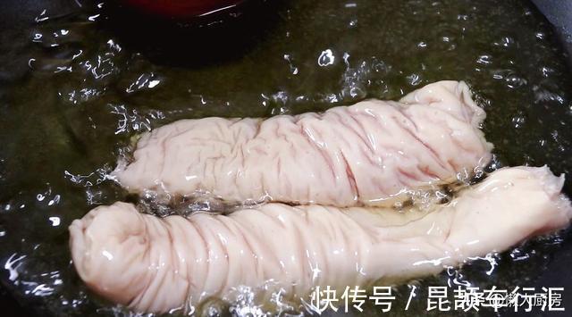 脆皮|很多人不爱吃猪大肠,那是没做好,放入脆皮水中,外皮酥酥脆脆