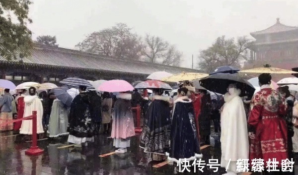 公众场合|洛丽塔、JK、汉服层出不穷,慢慢侵蚀我们的生活,应怎么杜绝