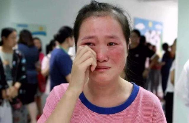 马桶|宝妈在洗手间刷马桶,宝宝前去帮忙却被推开,一声惨叫令其后悔