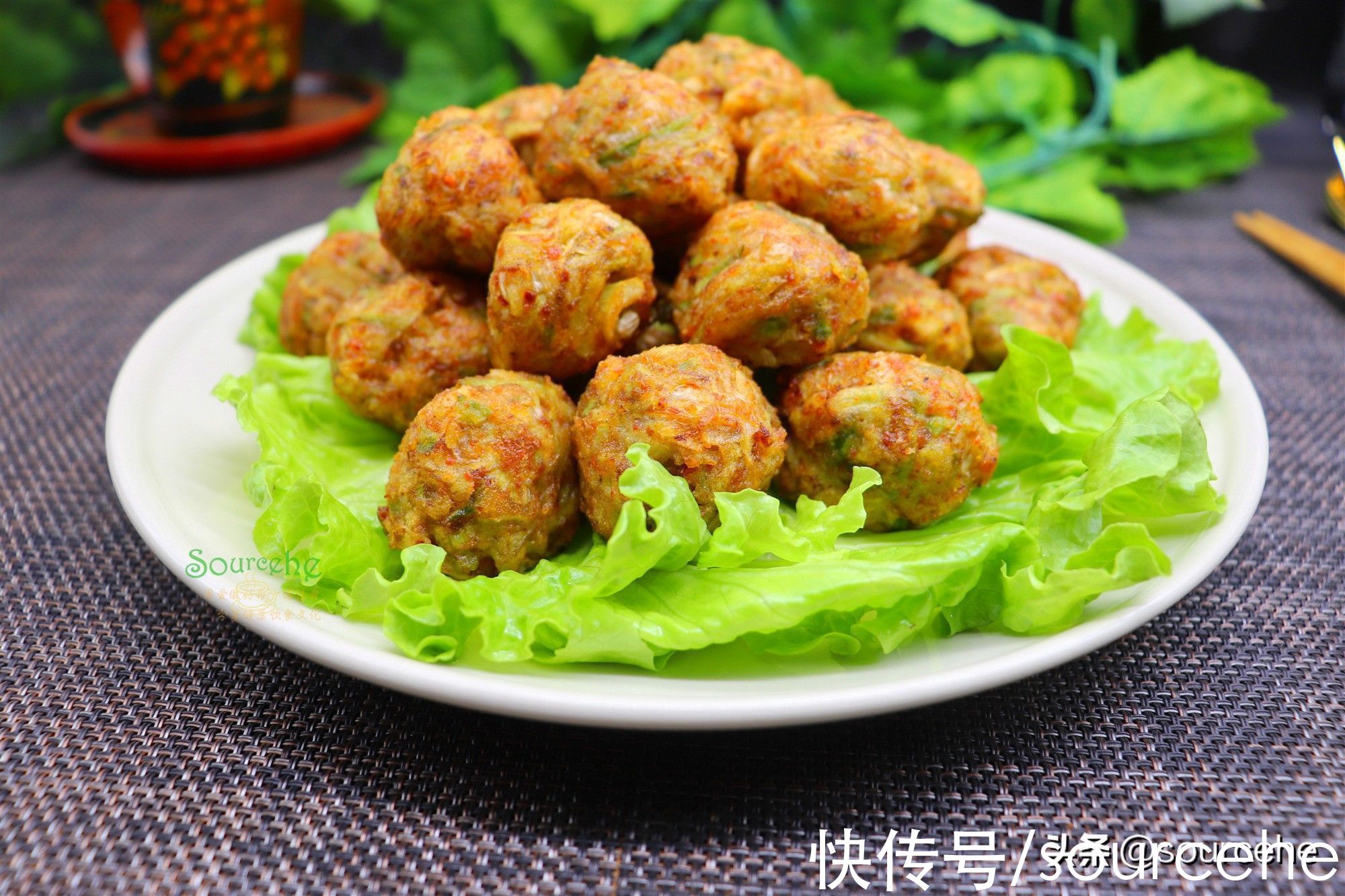 2根萝卜1碗粉，揉搓成小丸子，炸得香喷喷的，一口一个停不下来