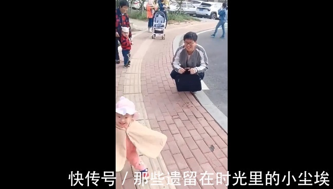 小萝莉接爸爸下班,可把小情人高兴坏了,下一秒跌倒爸爸心疼坏了