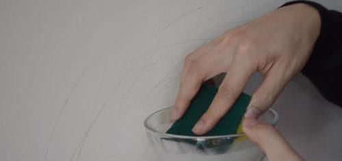 白墙脏了不用重新刷,用不值钱的东西擦一擦,立马焕然一新,真棒