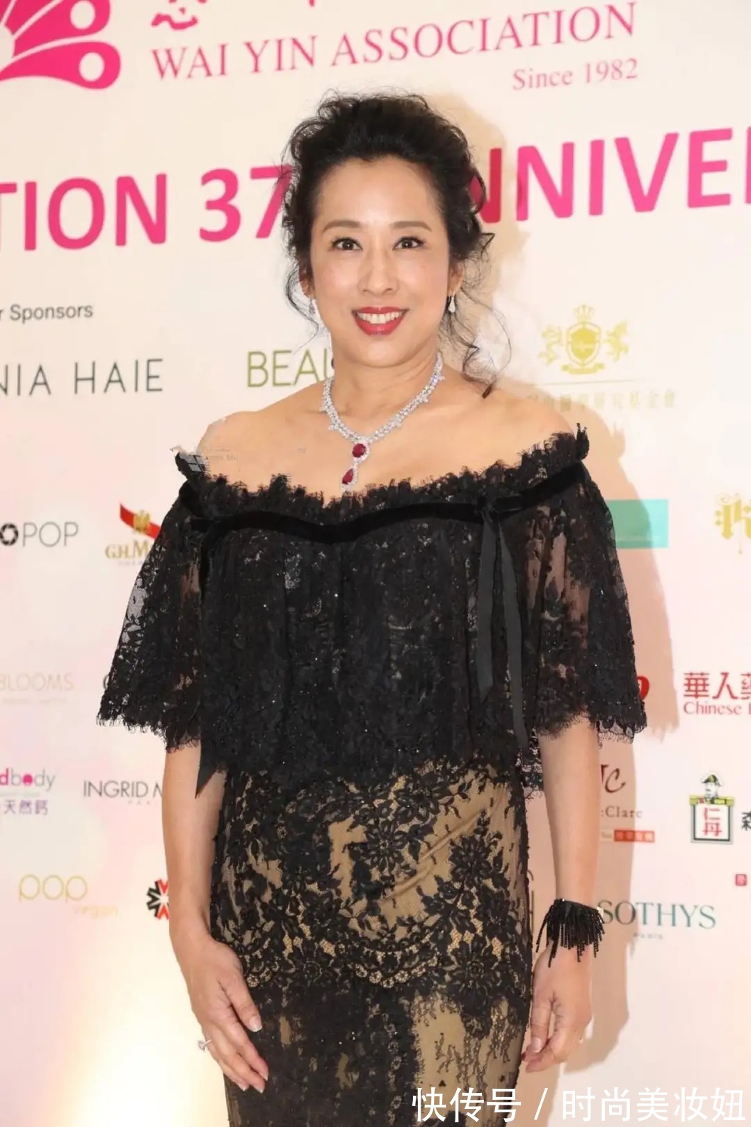 通身|朱玲玲才是“大婶辈”穿衣典范,无袖连衣裙+衬衫,端庄又贵气