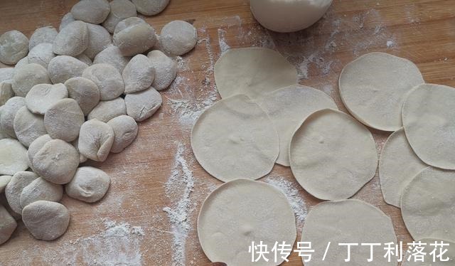 汤汁|三伏天吃饺子,还是这馅最鲜香,汤汁四溢消暑气,比肉馅好吃多了!