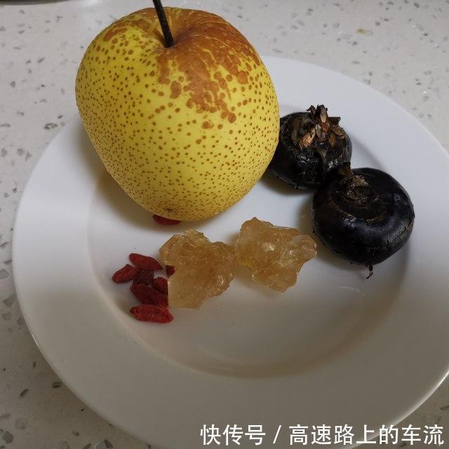 马蹄雪梨甜汤，清甜去火，适合秋冬季节