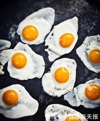 人他们|在家煎荷包蛋时,用凉油还是热油很多人多用错了油,难怪会粘锅