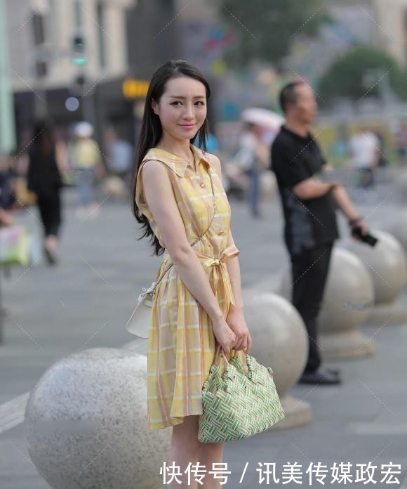 简约自然的连衣裙让你穿出年轻自信，呈现帅气街头风