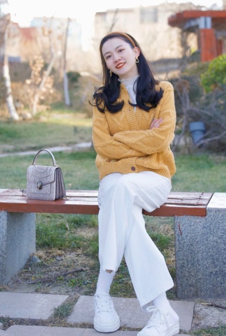搭配 “针织衫”怎么穿才高级又时髦?看看这些搭配造型,温柔又百搭