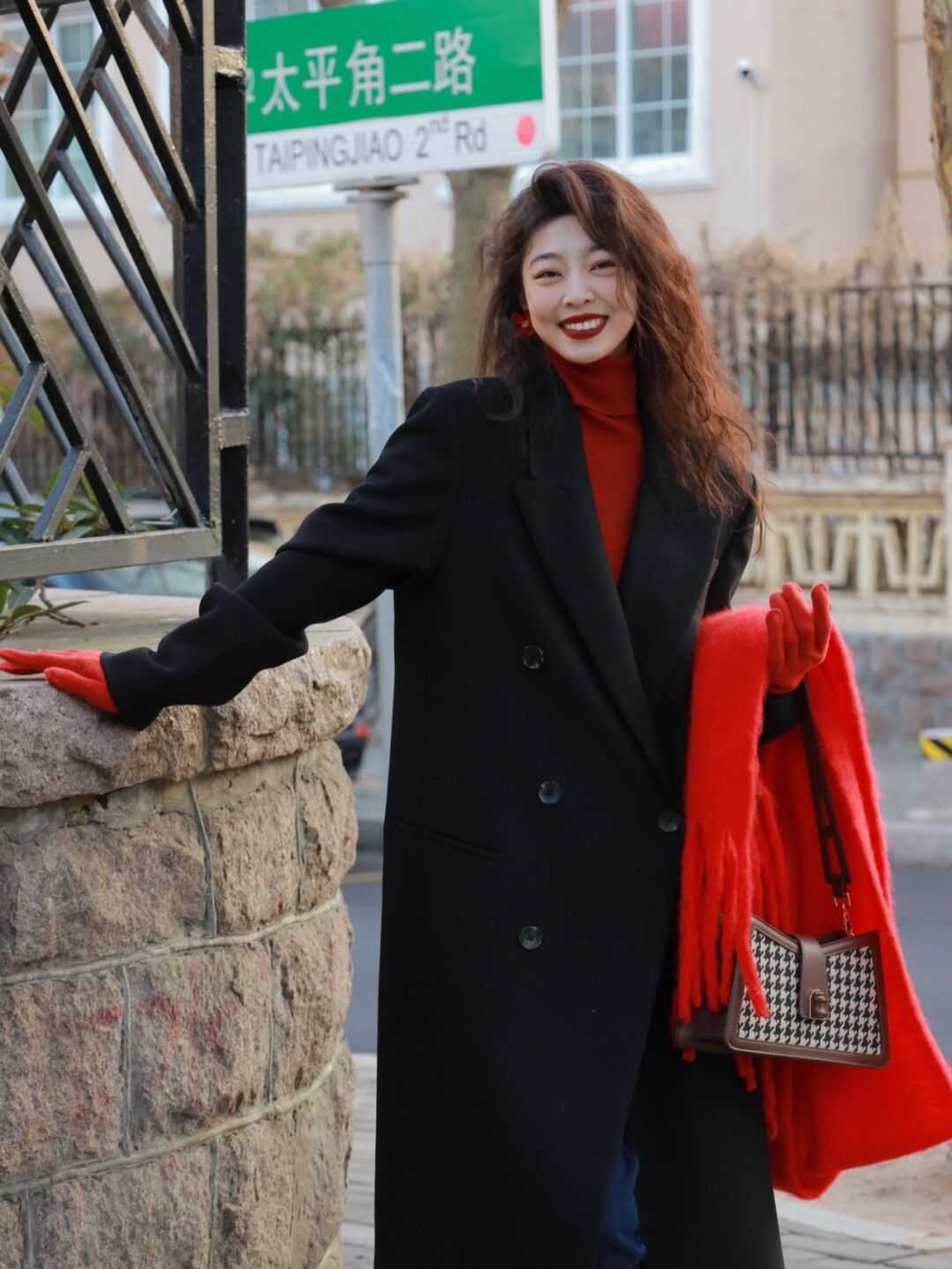 单品|黑红色怎样搭才不落入俗套?试试“内红外黑”,就知道有多牛了