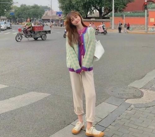 早春怎么兼顾优雅与时尚？这4个“配色”妙招值得收藏，超洋气