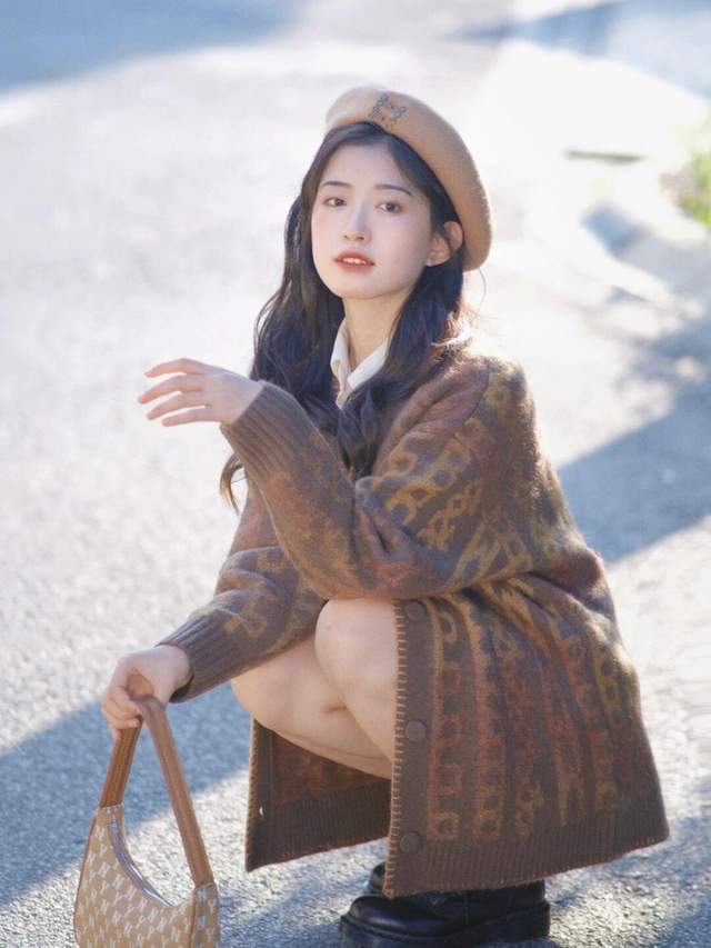 毛衣|秋冬想要穿出韩系风,试一试毛衣外套+皮短裤,时尚又不失性感