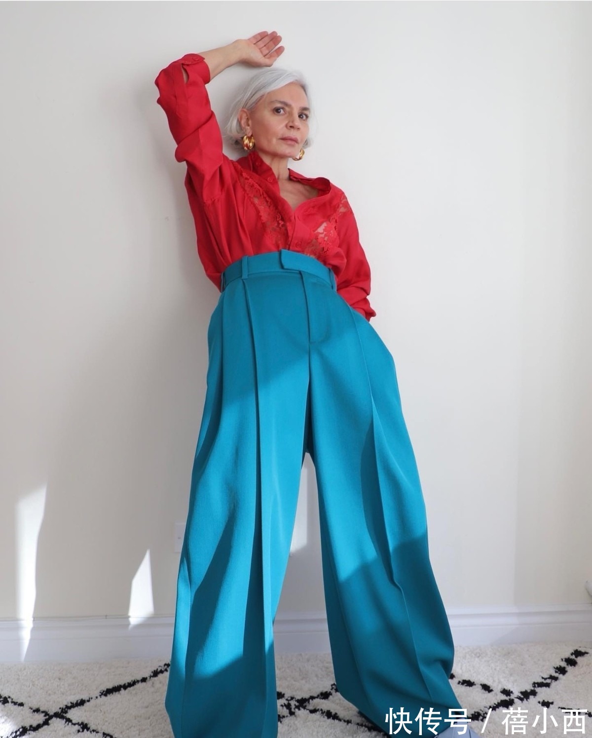 条纹|50、60岁女性穿衣要跳脱年龄界限，来学白发老奶奶穿搭，惊艳时光