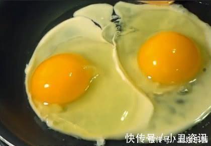 蛋白质|煎荷包蛋，到底是热油下锅还是冷油下锅？网友：解决了万年难题