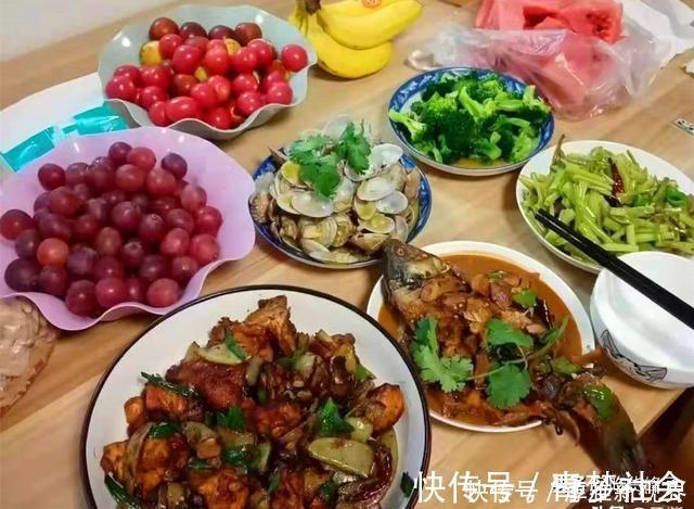 晒周末不同家庭的晚餐，有的丰盛，有的温馨，看完想去蹭饭