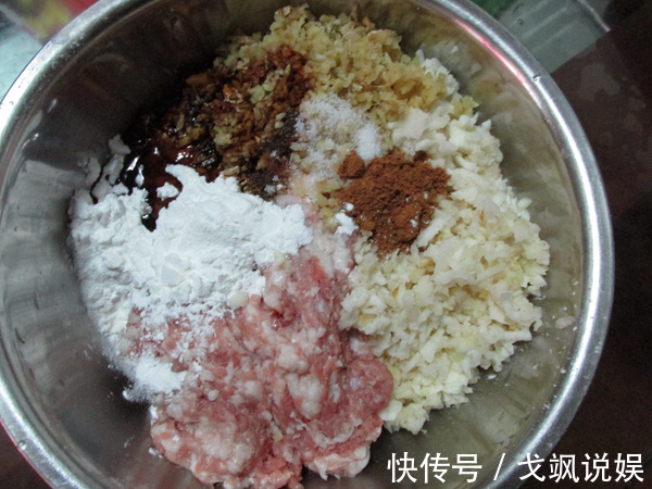 在家这样做狮子头，肉质鲜嫩有营养，隔三差五做，简单易学又下饭