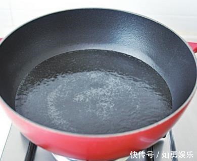 不用|蛤蜊不用炒,放入水中煮,只加盐一种调味料,肥嫩多汁,鲜到吮指