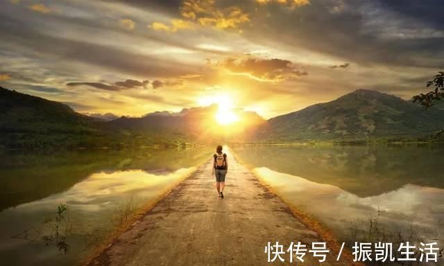 古诗!这首诗只有四句,却浓缩了沉甸甸的人生沧桑,读来让人回味无穷