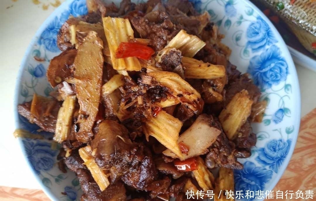 新年|新年第一餐,叔叔家做了一桌色香味俱全的菜系,你觉得好吃吗?