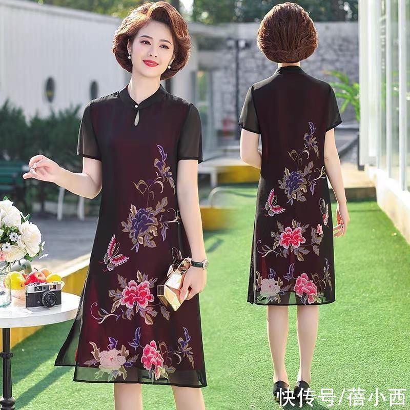 50岁女人应该怎样打扮？不要“扮嫩”，穿对连衣裙气质才更高贵